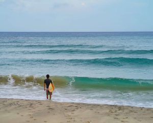 種子島の屋久津ポイントとサーファーさん