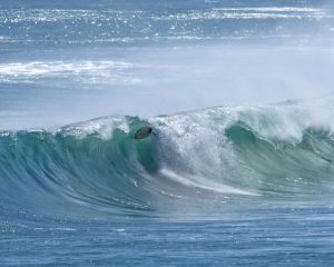 種子島の超ド級の大波に、木の葉のように舞うサーフボード4