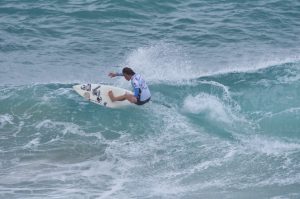 種子島の大波に挑む女子プロサーファー12