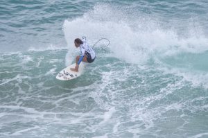 種子島の大波に挑む女子プロサーファー11