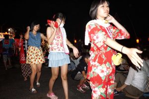 種子島の星原夏祭りの美少女達の踊り12