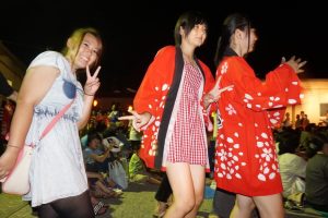 種子島の星原夏祭りの美少女達の踊り10