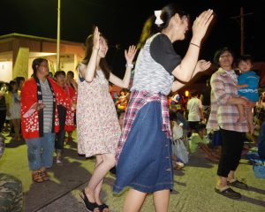 種子島の星原夏祭りの美少女達の踊り7
