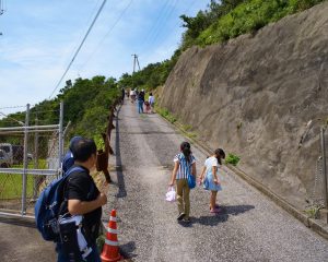 竹崎灯台に向かう観光客1