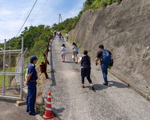 竹崎灯台に向かう観光客2