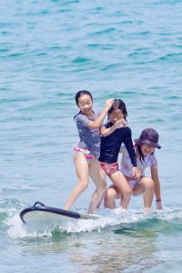 種子島の屋久津Pで3人乗りに挑む少女達1