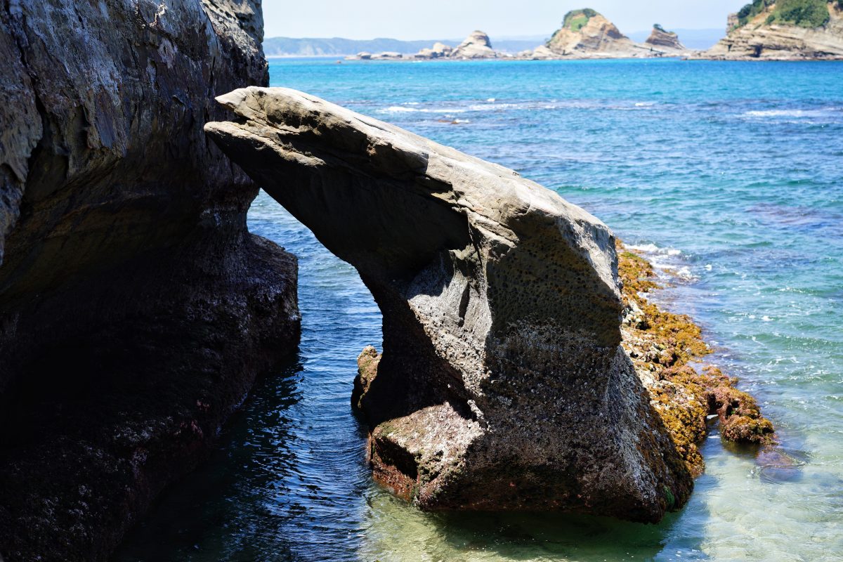 アーチ岩の後ろからの光景