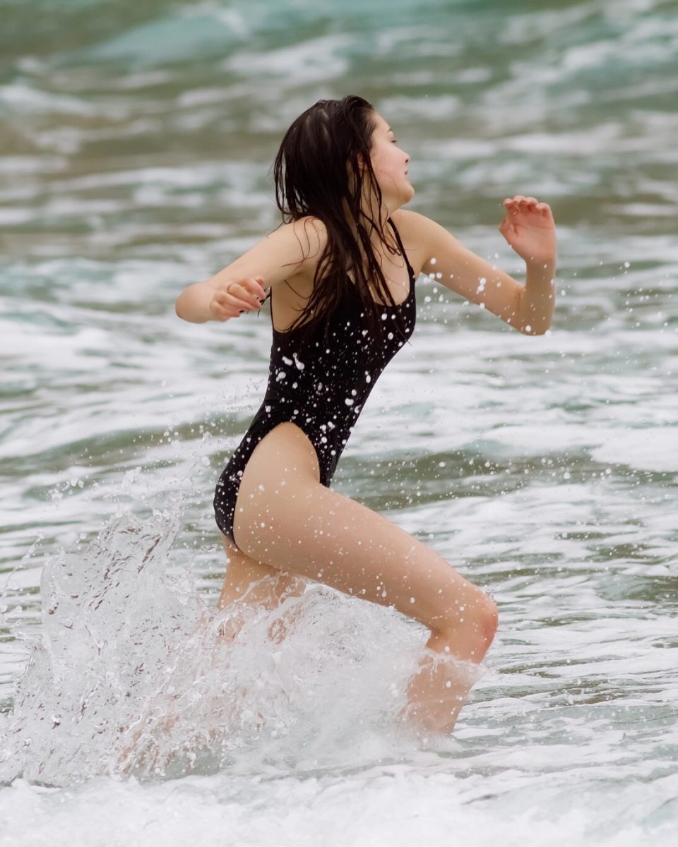 走る海外美少女